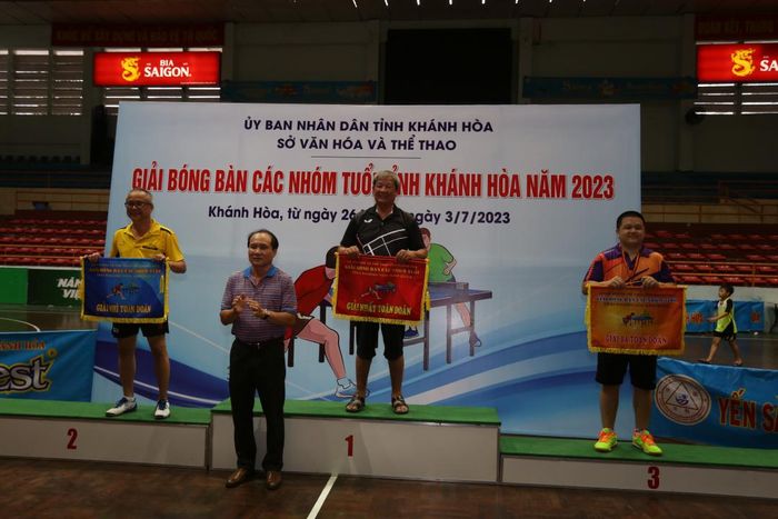 Lãnh đạo Sở Văn hóa và Thể thao trao giải toàn đoàn cho các đơn vị, câu lạc bộ.