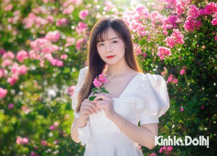 Nhiều bạn gái lựa chọn trang phục áo dài hoặc váy trắng để chụp ảnh, tôn lên vẻ đẹp thanh xuân.