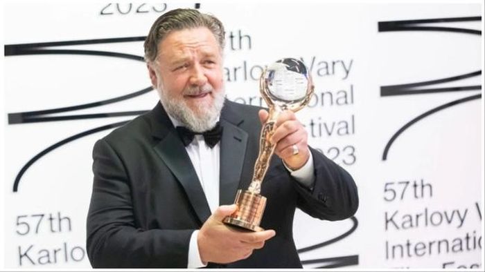 Russell Crowe nhận giải Crystal Globe và được vinh danh tại liên hoan