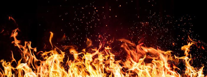 Sau khi hoàn thành, thợ rèn trên mang tặng cho chủ nợ. Ba ngày sau, người chủ nợ đột nhiên phát điên và có những hành động điên rồ, bao gồm thiêu rụi nhiều đồ vật khiến mọi người kinh hãi.