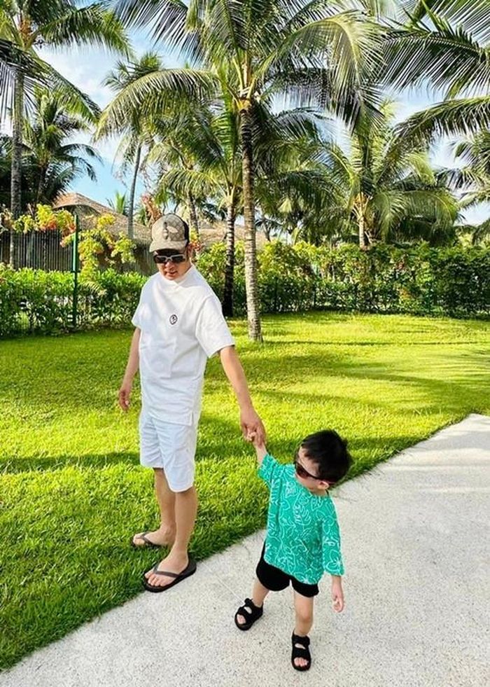 Bằng Kiều là người thích đông con. "Tôi thích nhiều con, tôi còn muốn có nữa, nhưng mà không tính được trước tương lai. Kệ, tôi chẳng dự định bao nhiêu con, có thì đón nhận", nam ca sĩ chia sẻ.