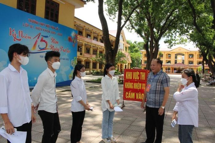 Giám đốc Sở GD&amp;ĐT Bắc Giang - Tạ Việt Hùng kiểm tra công tác thi (ảnh TL).