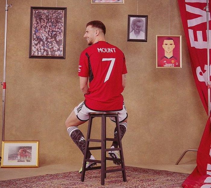 Mason Mount cũng gây bất ngờ khi được trao áo số 7, khi trước đó liên tục có thông tin Garnacho sẽ là chủ nhân ở mùa giải tới