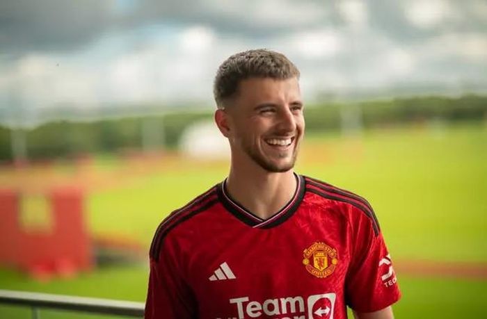 Nụ cười rạng rỡ của Mason Mount khi chính thức về với đội của Erik ten Hag