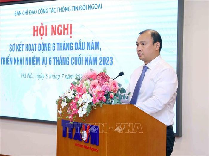 Đồng chí Lê Hải Bình, Ủy viên dự khuyết Trung ương Đảng, Phó Trưởng Ban Tuyên giáo Trung ương, Phó Trưởng Ban thường trực Ban Chỉ đạo Công tác thông tin đối ngoại công bố Kết luận số 57-KL/TW, ngày 15/6/2023 của Bộ Chính trị về tiếp tục nâng cao chất lượng, hiệu quả công tác thông tin đối ngoại trong tình hình mới. Ảnh: An Đăng/TTXVN