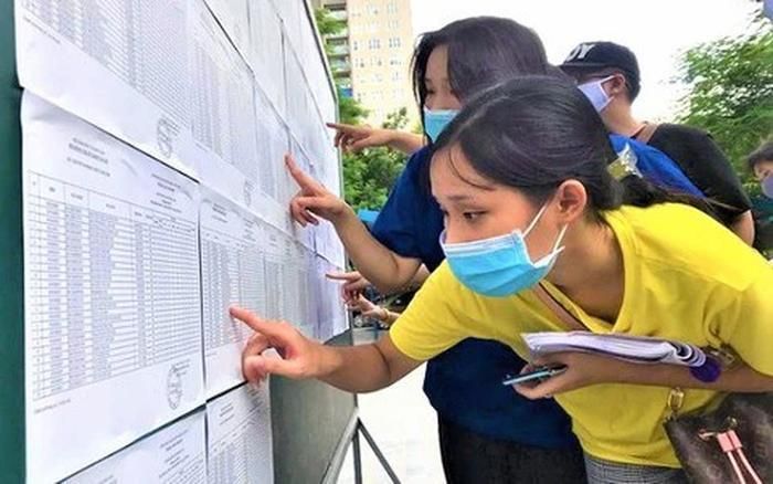 Việc lựa chọn tổ hợp môn lớp 10 rất quan trọng vì sẽ gắn bó với học sinh suốt 3 năm bậc THPT. Ảnh minh họa