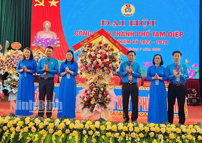Lãnh đạo Liên đoàn Lao động tỉnh tặng hoa chúc mừng Đại hội.