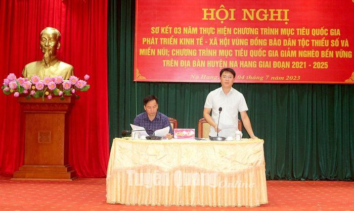 Lãnh đạo huyện Na Hang chủ trì hội nghị.