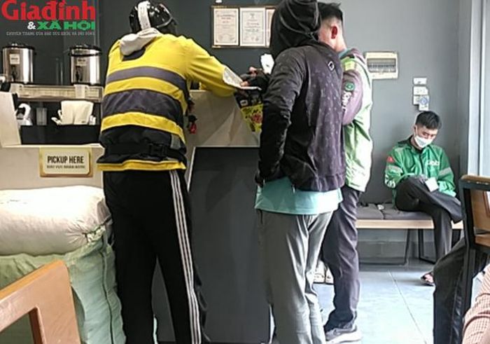 Chỉ cần ngồi nhà, và đặt đồ ăn qua các áp trực tuyến, mà không cần phải ra ngoài trời nắng nóng.
