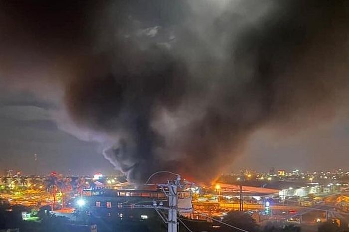 Khói đen từ vụ cháy xe buýt bốc cao hàng trăm mét.
