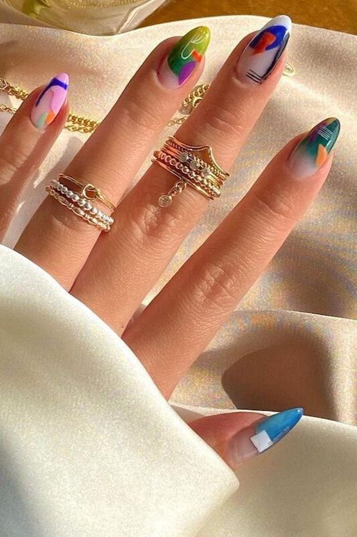  Nail trừu tượng tạo ra các tác phẩm độc đáo trên móng. Ảnh minh họa: Byrdie. 