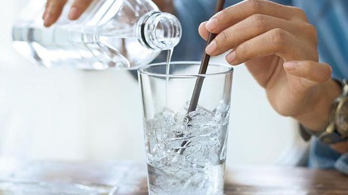 Nhấm nháp 500ml nước lạnh có thể tăng cường trao đổi chất của bạn lên tới 30%