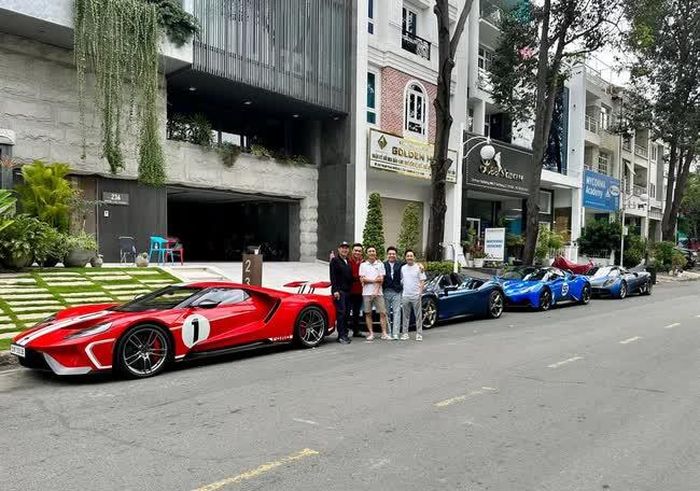 Dàn siêu xe cực khủng được chủ nhân trưng bày trước nhà. Phía trước sân còn có cả một đoạn dốc thoai thoải để vị đại gia dễ dàng di chuyển những chiếc siêu xe có gầm thấp vào gara ở tầng 1. Chiếc gara này có thể chứa được 6 chiếc siêu xe.