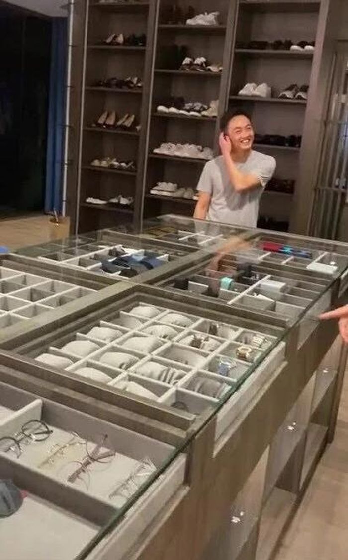 Ngoài không gian trưng bày siêu xe như showroom thì vợ chồng Đàm Thu Trang dành một không gian rộng để trưng bày phụ kiện hàng hiệu như giày, kính mắt, đồng hồ, túi xách,...