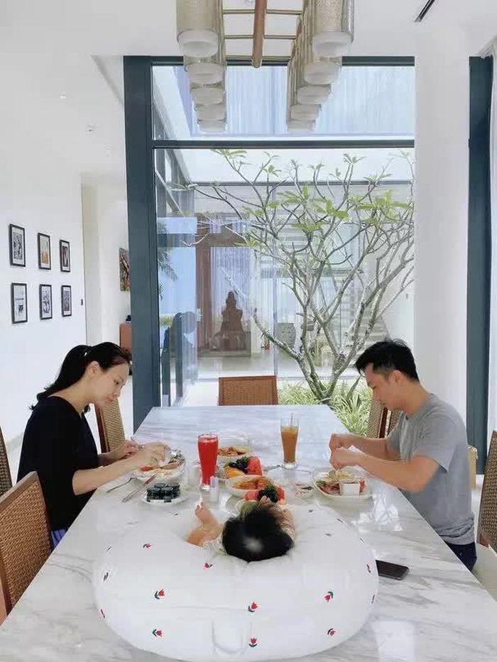 Không gian bếp mở, hướng ra khoảng sân rộng thu hút nhiều ánh sáng tự nhiên, cộng thêm việc trồng nhiều cây xanh khiến khu vực bếp trở nên mát mẻ
