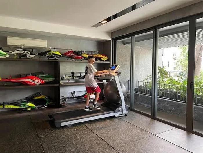 Trong phòng gym còn trưng bày hàng loạt mô hình trực thăng