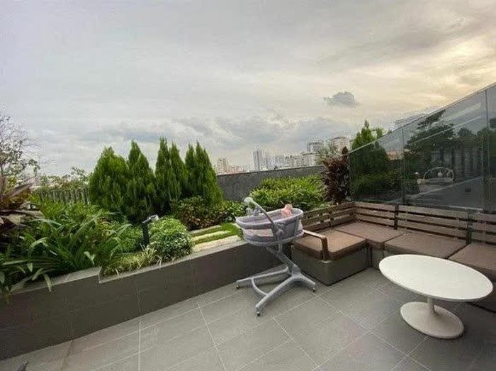 Khu vực sân thượng là nơi mà Thu Trang thích nhất, nó đem lại cho cô cảm giác thoải mái, gần gũi với thiên nhiên