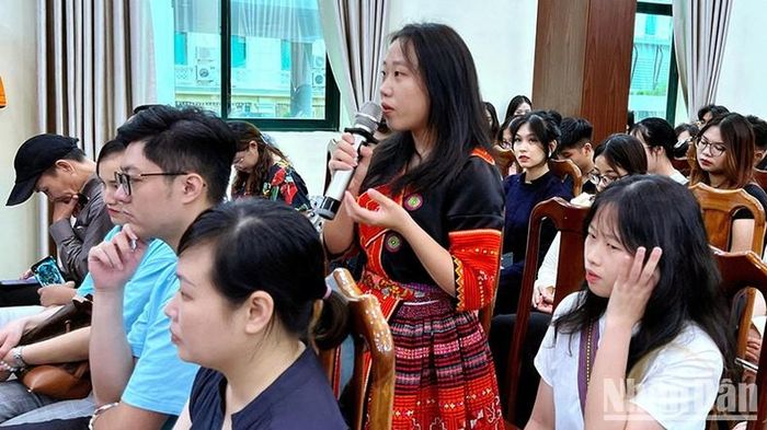 Mùa Thị Mai chia sẻ tại chương trình. (Ảnh: MỸ HẠNH)