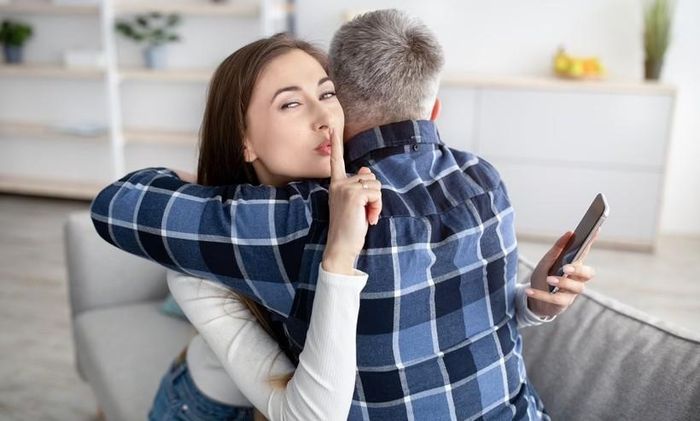 Đôi khi, người phụ nữ khác không phải là nguyên nhân của vấn đề mà chính là người chồng lăng nhăng của bạn. (Ảnh: ITN).