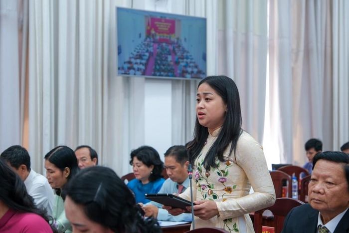 Đại biểu nêu vấn đề và yêu cầu lãnh đạo ngành GD trả lời chất vấn.