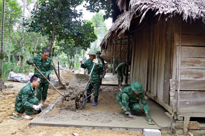 BĐBP Hà Tĩnh giúp bà con thôn 3, xã Hương Liên, huyện Hương Khê, tỉnh Hà Tĩnh chỉnh trang lại nhà ở. Ảnh: Thế Mạnh