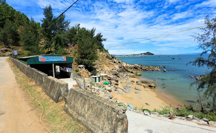 Dọc bãi biển Cẩm Lĩnh còn có một số nhà hàng cheo leo cạnh bãi đá được người dân xây dựng tự phát để kinh doanh. 