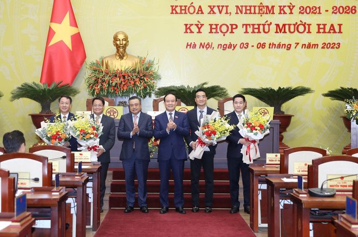 Chủ tịch UBND Tp.Hà Nội Trần Sỹ Thanh và Chủ tịch HĐND Tp.Hà Nội Nguyễn Ngọc Tuấn tặng hoa, chúc mừng các Giám đốc Sở được bầu làm Ủy viên UBND Thành phố.