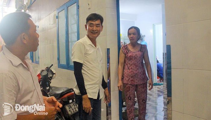 Anh Nguyễn Mạnh Vũ, Quản lý Nhà trọ Phúc Lộc Thọ (giữa) nhắc nhở người thuê trọ giữ gìn an ninh trật tự