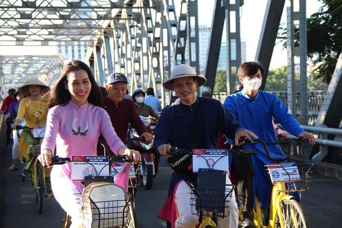 Qua cầu Trường Tiền