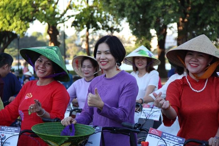 Tự tin trong tà áo dài truyền thống 