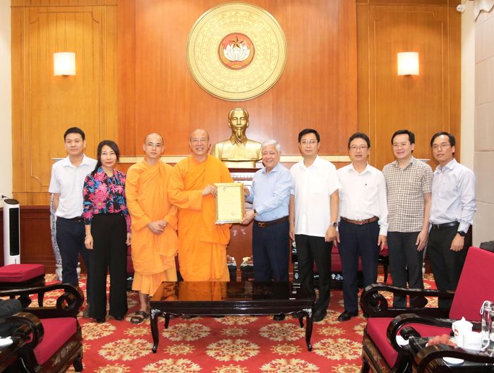 Chủ tịch Đỗ Văn Chiến trao thư cảm ơn của UBTƯ MTTQ Việt Nam cho Chùa Ba Vàng.
