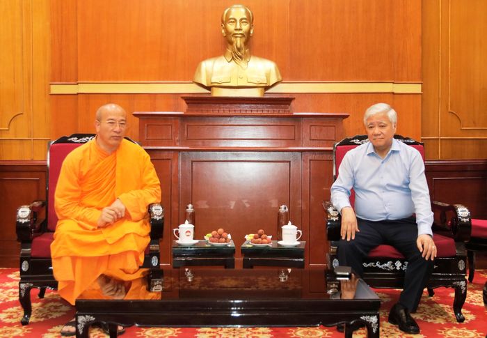 Chủ tịch Đỗ Văn Chiến trò chuyện cùng Đại đức Thích Trúc Thái Minh, Trụ trì Chùa Ba Vàng.