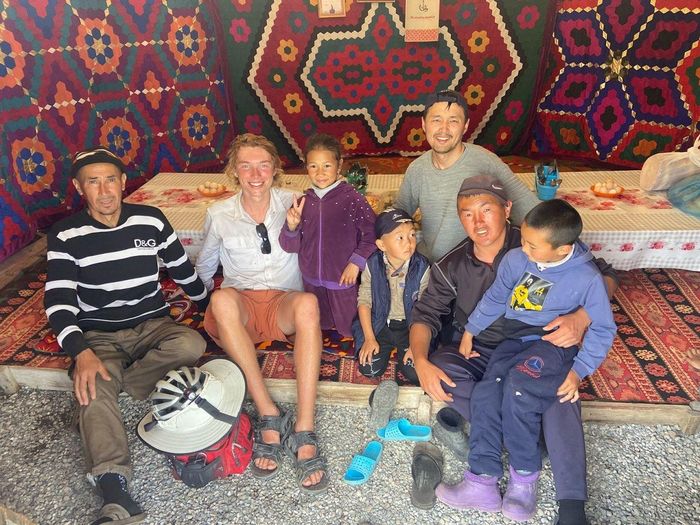 Swanson chụp ảnh với một gia đình du mục ở Kyrgyzstan. 