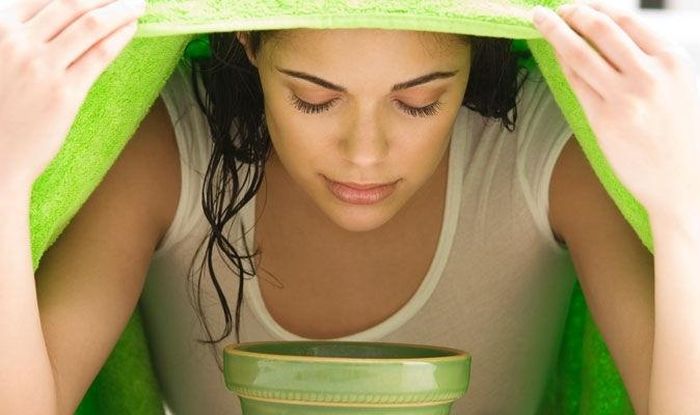  Xông hơi với vài giọt tinh dầu khuynh diệp có thể giúp bạn thông mũi nhanh chóng. Ảnh: Dailyexpress. 