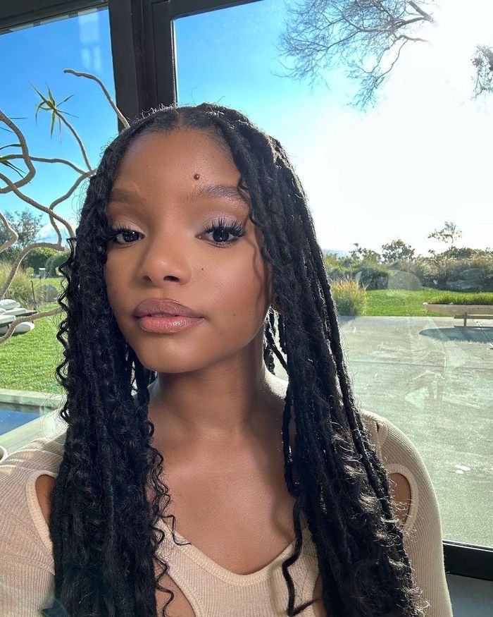  Kiểu tóc tết lọn siêu nhỏ được diễn viên Nàng tiên cá Halle Bailey lăng xê. Ảnh: @hallebailey. 