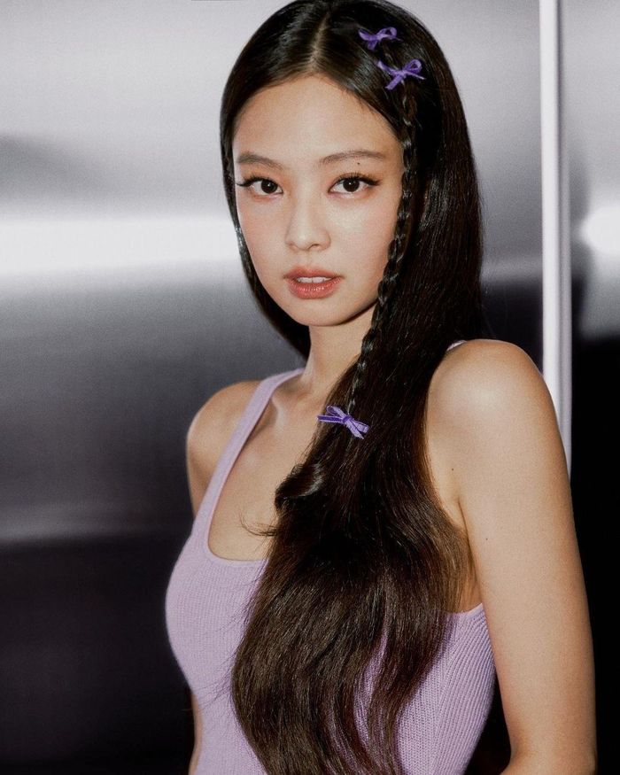 Jennie yêu thích phụ kiện nơ, thường xuyên sử dụng món đồ này khi xuất hiện trước công chúng. Ảnh: @jennierubyjane.