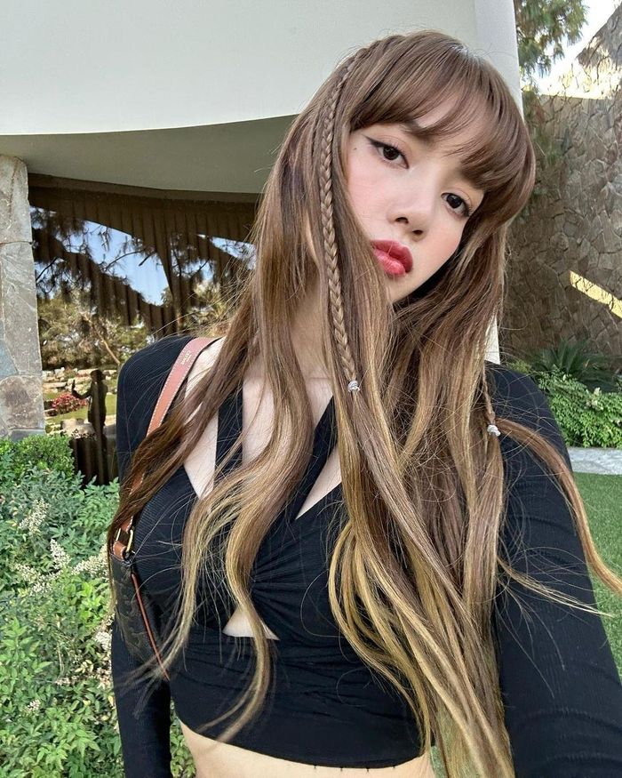  Lisa thường xuất hiện với cọng tóc mai được tết cầu kỳ, giữ nguyên phần mái. Ảnh: @lalalalisa_m. 