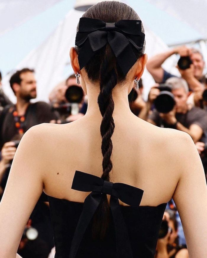 Kiểu tóc tết đuôi ngựa, đính nơ ấn tượng của Jennie tại Liên hoan phim Cannes 2023. Ảnh: @jennierubyjane. 