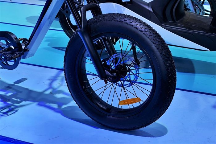  Bộ lốp được sử dụng có kích thước khá lớn với đường kính 20 inch và chiều rộng hơn 100 mm. Trên thị trường hiện có khá nhiều dòng xe đạp dùng loại bánh béo giống mẫu xe điện của VinFast. 