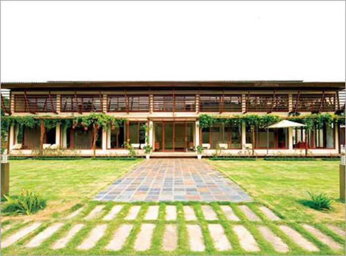 Căn biệt thự của Mỹ Linh vừa hiện đại, tiện nghi vừa gần gũi thiên nhiên. Tầng 1 thoáng mát được chọn làm nơi sinh hoạt chung. Xung quanh là những không gian khác, phục vụ cho các hoạt động giải trí, vui chơi và nghỉ dưỡng riêng biệt.