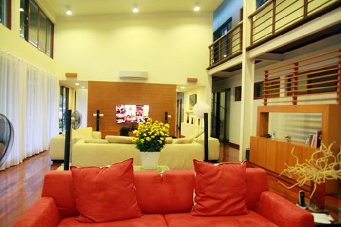 Phòng khách hiện đại, rộng rãi và đầy đủ tiện nghi của gia đình giọng ca "Hương ngọc lan"