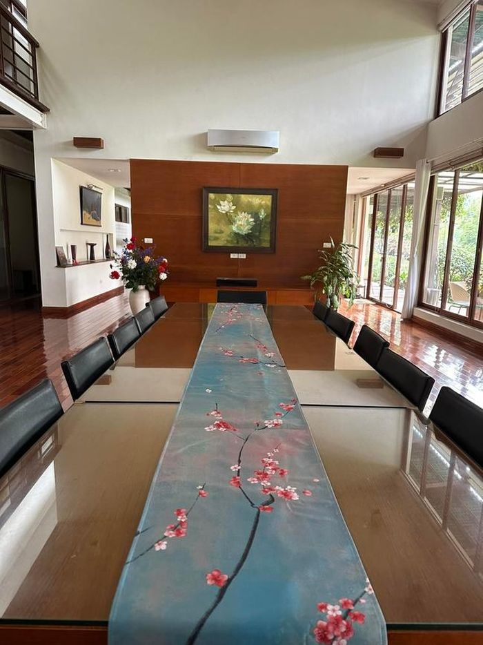Phòng sinh hoạt chung của gia đình là không gian mở, xung quanh ốp kính để tăng ánh sáng tự nhiên, tránh cảm giác bí bách. Hầu hết vật dụng được bài trí đơn giản, không cầu kì.
