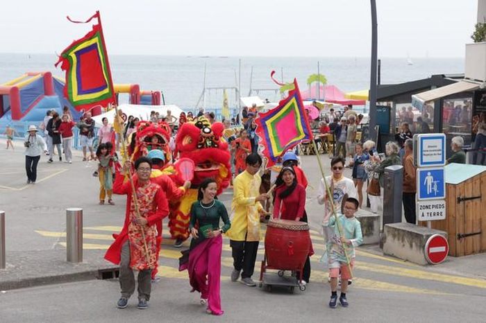 Diễu hành quảng bá văn hóa Việt Nam tại trung tâm thành phố Larmor Plage