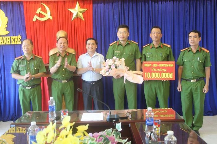 Chủ tịch UBND quận Thanh Khê Hồ Thuyên trao thưởng cho Đội CSMT CAQ Thanh Khê
