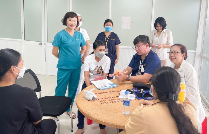 Các y, bác sĩ khám, tư vấn sức khỏe miễn phí cho người dân
