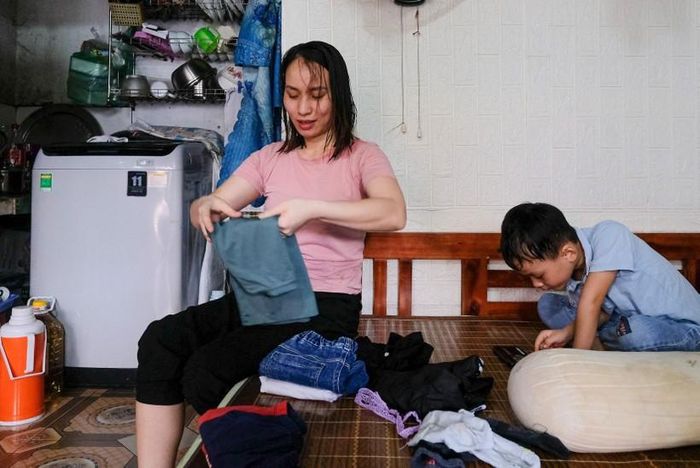 Công nhân ở khu công nghiệp Bắc Thăng Long, TP Hà Nội sinh hoạt trong những chung cư mini. 