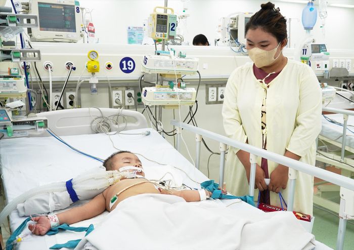Một trường hợp nguy kịch vì bệnh tay chân miệng phải thở máy tại Bệnh viện Nhi Đồng 1 TPHCM. Ảnh: Vân Sơn