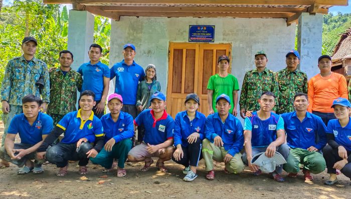 Những “kỹ sư” không bằng cấp bên mái ấm biên cương cụm dân cư Pêtapót biệt lập giữa núi rừng. Ảnh: Nguyễn Thành