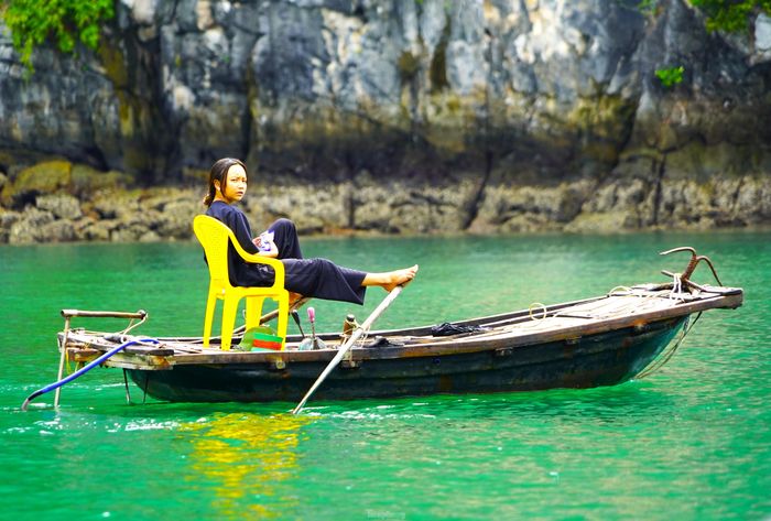 Nằm lênh đênh giữa sóng nước, những con người làng chài đã sống và gắn bó cả cuộc đời mình với biển. Vất vả và bấp bênh, nhưng bằng tâm hồn phong phú, giàu cảm xúc, đời sống văn hóa của ngư dân trên vịnh Hạ Long là cả một kho tàng khổng lồ về ca dao, tục ngữ, dân ca và cả phong tục tập quán, lễ hội.