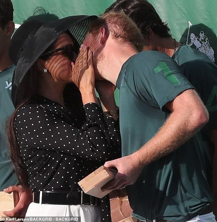 Tháng 5/2022, Hoàng tử Harry cũng hôn vợ, Meghan Markle, trước sự chứng kiến của đám đông trong trận đấu tại Santa Barbara Polo & Racquet Club ở California, Mỹ. Ảnh: BackGrid.